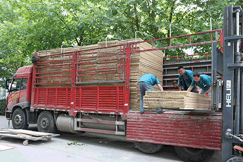 木門(mén)廠家金馬首淄博原山集團(tuán)員工有條不紊裝車(chē)待發(fā)